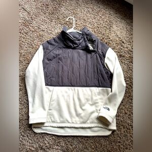 Women’s The North Face fleece pullover.
